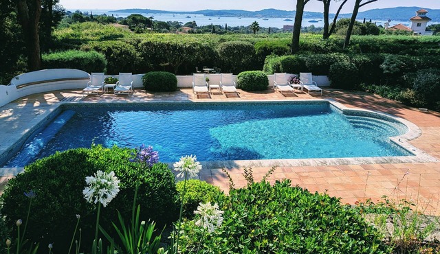 Architect-designed villa with views of the sea and St. Tropez, fully air-conditioned