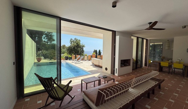 Architect-designed villa with a pool and a view of the Mediterranean – Sleeps 9