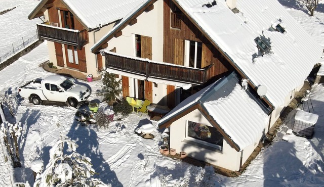 Art and ski, an artist and a ski instructor welcome you in their chalet