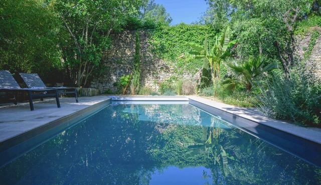 Artist's villa with pool near Aix-en-Provence