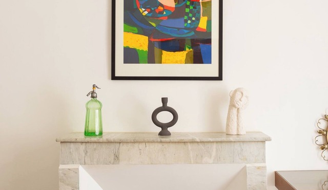 Arty stay with terrace in Lourmarin in the heart of the historic center.