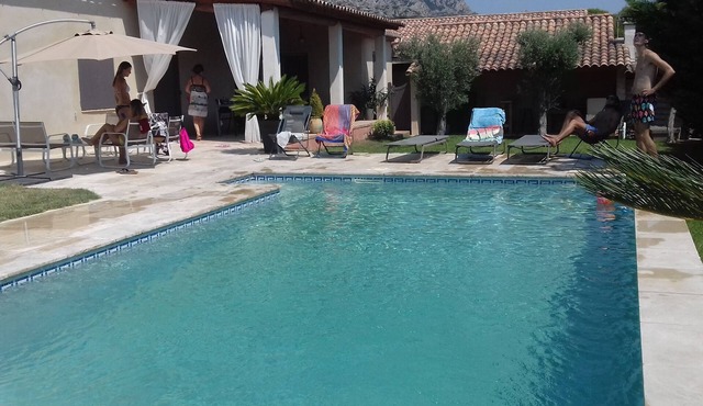 At the foot of the Alpilles mountains with direct access to the massif