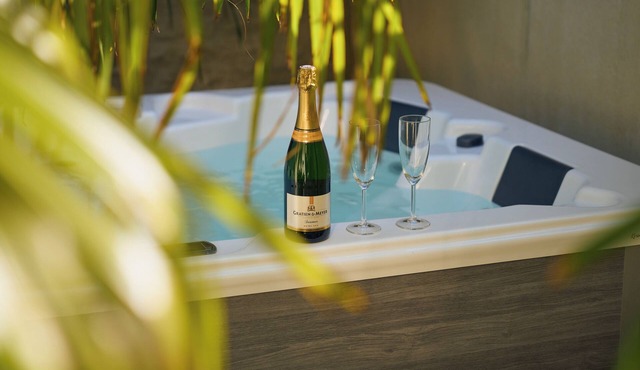Atypical suite with private jacuzzi - downtown Cognac in Cognac