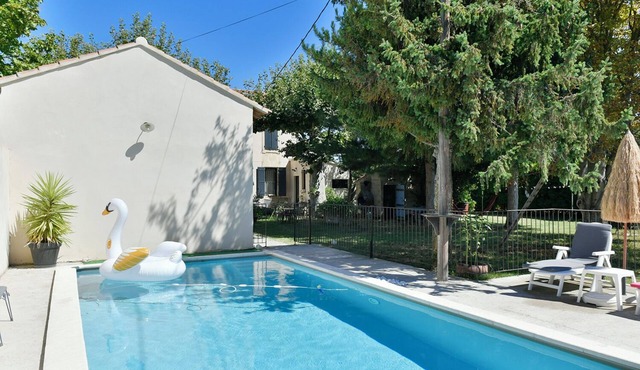 Authentic farmhouse between Avignon and Saint Rémy de Provence