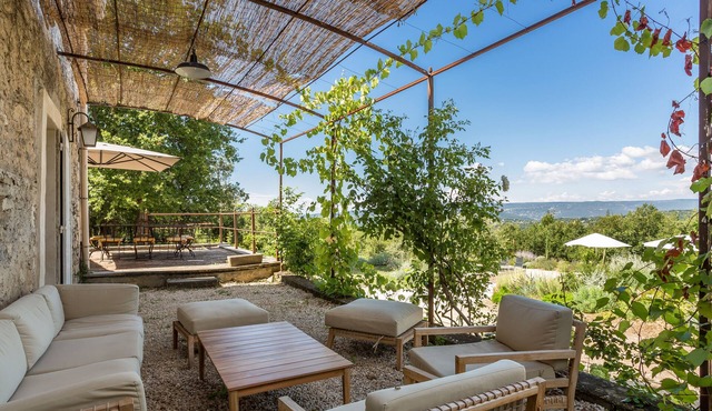 Authentic Provencal farmhouse in Lacoste