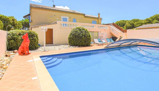 Awesome home in Saint-Maurice-sur-Eygu