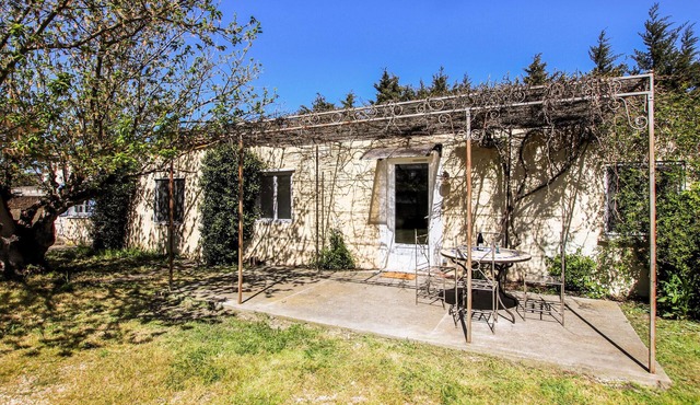 Awesome home in Courthezon with WiFi