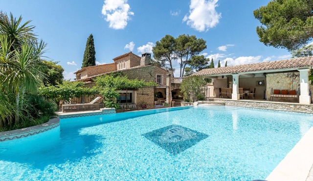 Awesome home in Orgon
