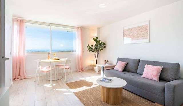 Azur retreat High-End Seafront Apartment
