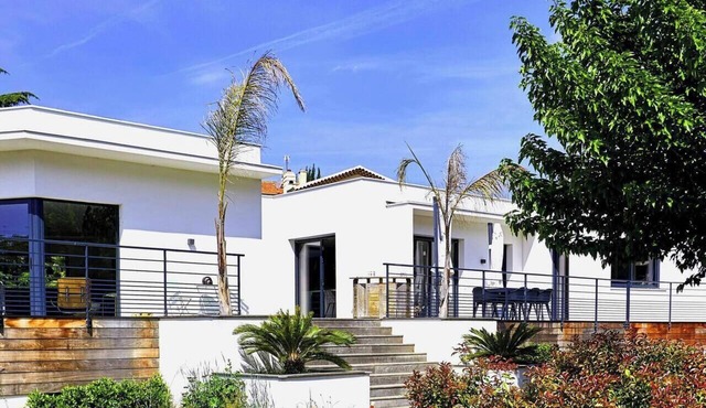 Beautiful contemporary 200m pool riverside