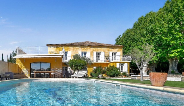 Beautiful home in L'Isle sur la Sorgue