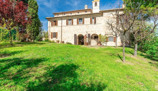 Beautiful private villa for 10 people with WIFI, panoramic view and parking, close to Ascoli Pic... in Offida