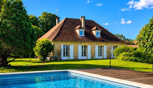Beautiful riverside home on the Dordogne River in Eynesse