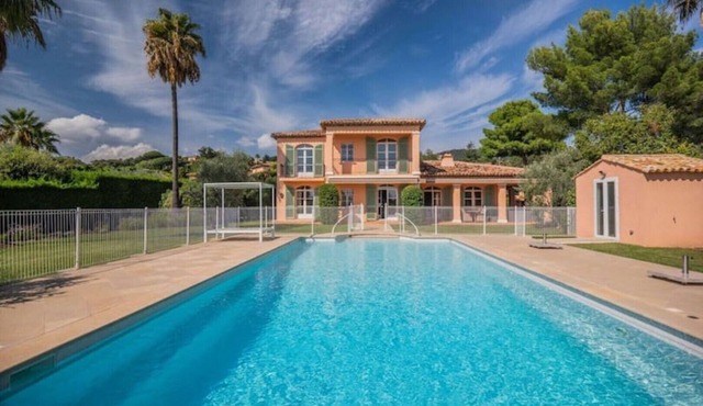 Beautiful sunny villa with pool in secure domaine and access to private beach in Grimaud