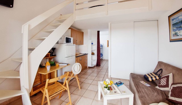 Beautiful T2 Mezzanine 6 p. 250m from the BEACH with HEATED POOL & TENNIS (202)