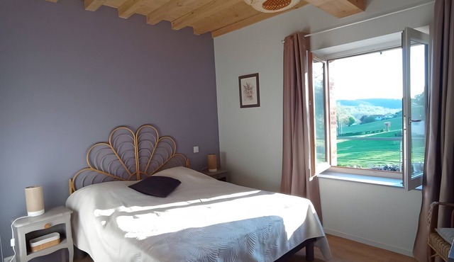 Bed and Breakfast 'Chambre Rotin' with Shared Pool, Shared Terrace and Shared Garden in Saint-Martin-Lestra