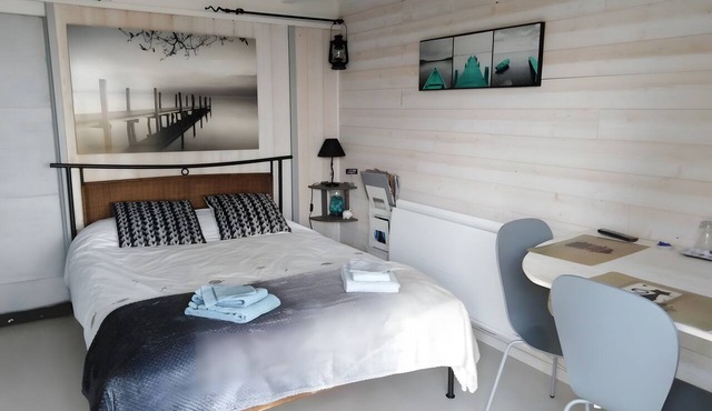 Bed and Breakfast 'Chambre Paladru' with Mountain View, Shared Pool and Wi-Fi