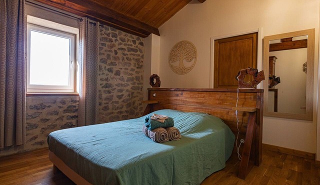 Bed and Breakfast 'Chataigne' with Shared Terrace, Shared Garden and Wi-Fi in Belsentes