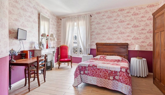 Bed and Breakfast 'Le Clos Mazerolles - Chambre Rouge' with Shared Pool, Wi-Fi and Air Conditioning in Cruzy