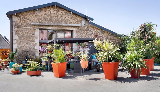 Bed and Breakfast 'Les Philous Gourmands - La Rochelle' with Private Garden and Wi-Fi in Sèvremont