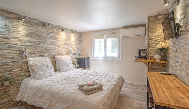 Bedroom in Marseille’s 2nd – near the Vieux-Port