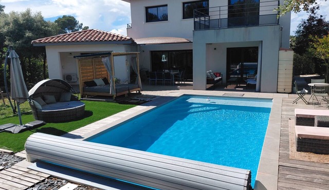 Between the Sea and the Cévennes - Modern House with a Pool