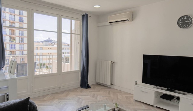 Bright Apartment with Balcony – Downtown Marseille