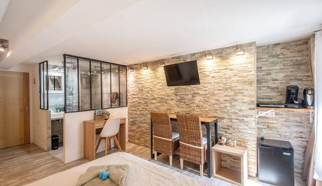 Bright room with AC Close to Old Port & Panier