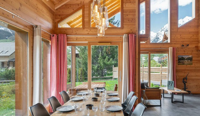 Bright semi-detached chalet with wellness area and games room, Le Monêtier-les-Bains