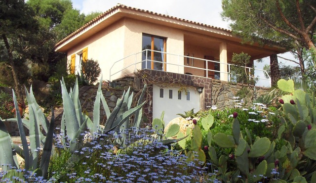 bright secure villa at the top of a beautiful garden, beautiful sea view, close to the beach