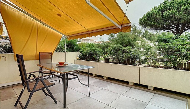 Bright studio with terrace, air conditioning, near port & beach, private parking