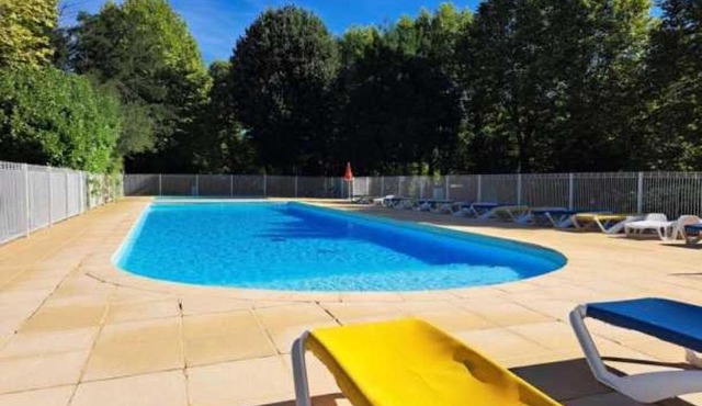 Camping 3 étoiles - Piscine - eeebbh in Saint-Céré