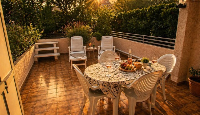 Cap d’Antibes 2BR w/Pool, Terrace & Garage – Walk to Beach & Old Town