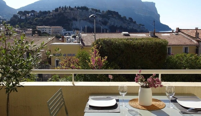 Cassis, downtown: "La Rade" apartment, behind the harbor, nice view, and parking