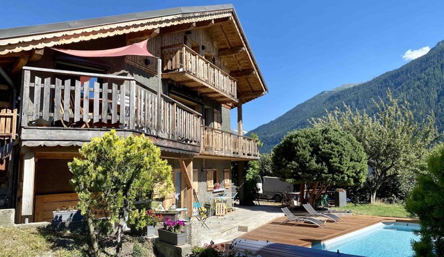 Chalet du chat - sleeps 10, fireplace, jacuzzi, pool, parking in Séez