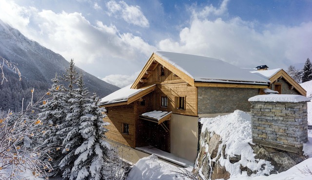 Chalet Isatis - luxury, space & doorstep skiing