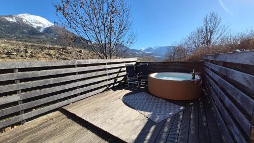CHALET JACUZZI PRIVE, TERRASSE et VUE MONTAGNE DANS CAMPING 3 ETOILES