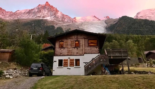 Chalet with outstanding views in quite place 5’ from center in Chamonix-Mont-Blanc