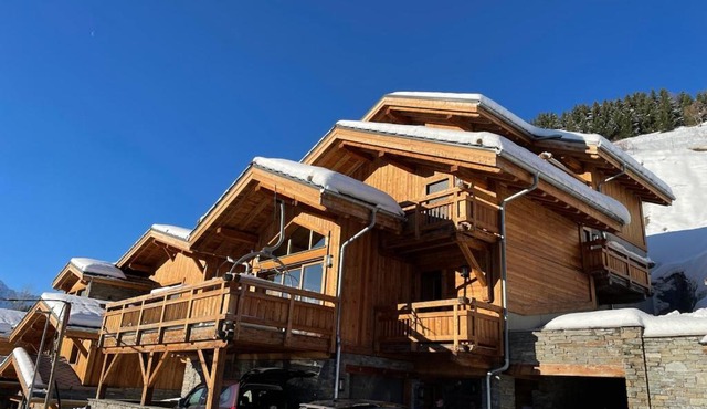 Chalets Solski, luxe, jacuzzi, piscine, sauna, cinéma avec majordome