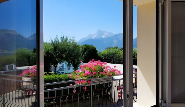 “Chambre Rose” Guest Room with Mountain View, Wi-Fi and Air Conditioning