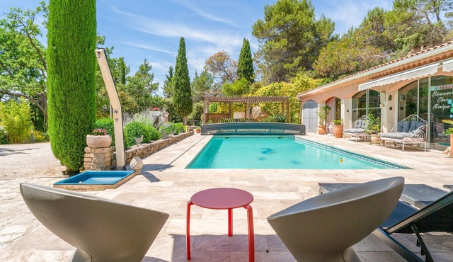 "Chambre Saumon" Apartment with Shared Pool, Wi-Fi, and Air Conditioning