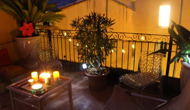 CHARMING 2-bedroom apartment in the very heart of the city, with a terrace and air conditioning