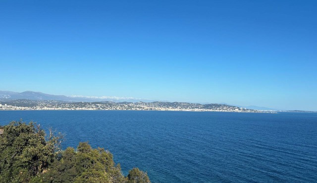 Charming, air-conditioned Provençal villa with panoramic views of the sea and the islands