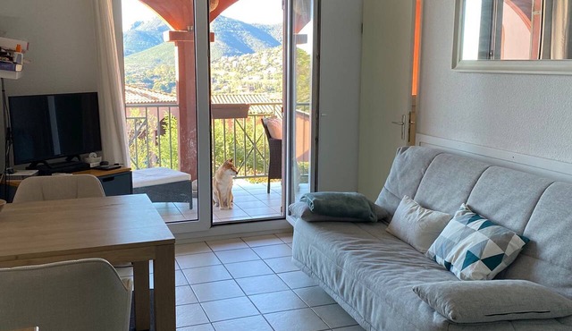 Charming apartment for 2 persons in quiet location, sea view, communal pool