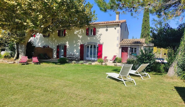 Charming cottage in the countryside between St Rémy de Provence and Avignon