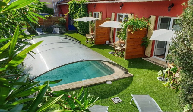 Charming cottage with jacuzzi and swimming pool in the heart of the village of Vacqueyras in Vacqueyras