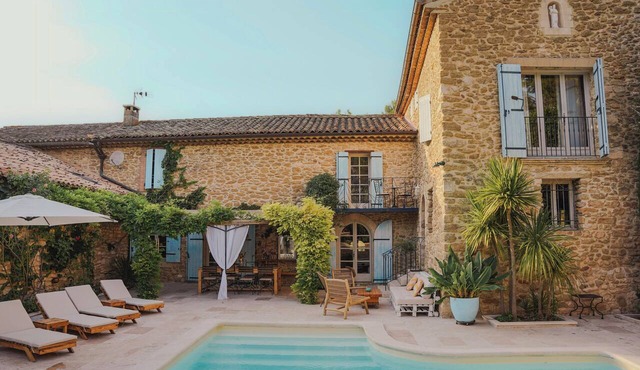 Charming house at the foot of Luberon in Maubec