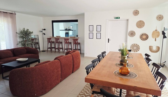 Charming Large Thatched Cottage in Brière – Sleeps 15 – Near La Baule & Guérande in Saint-Lyphard
