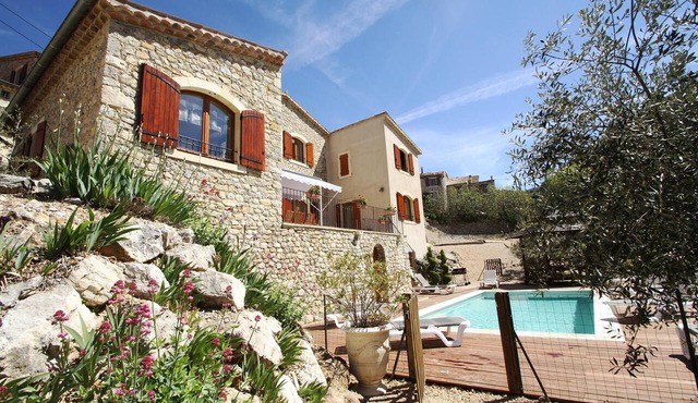 Charming Provençal farmhouse facing Mont Ventoux; heated pool, hot tub, and pétanque in Plaisians
