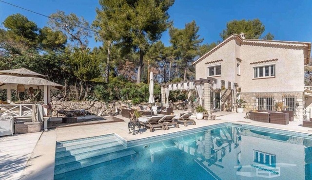 CHARMING VILLA WITH PRIVATE SWIMMING POOL